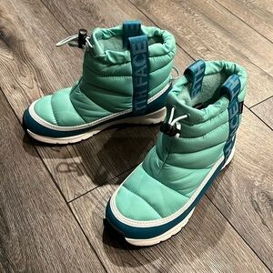 North face snow boots big boys size 4